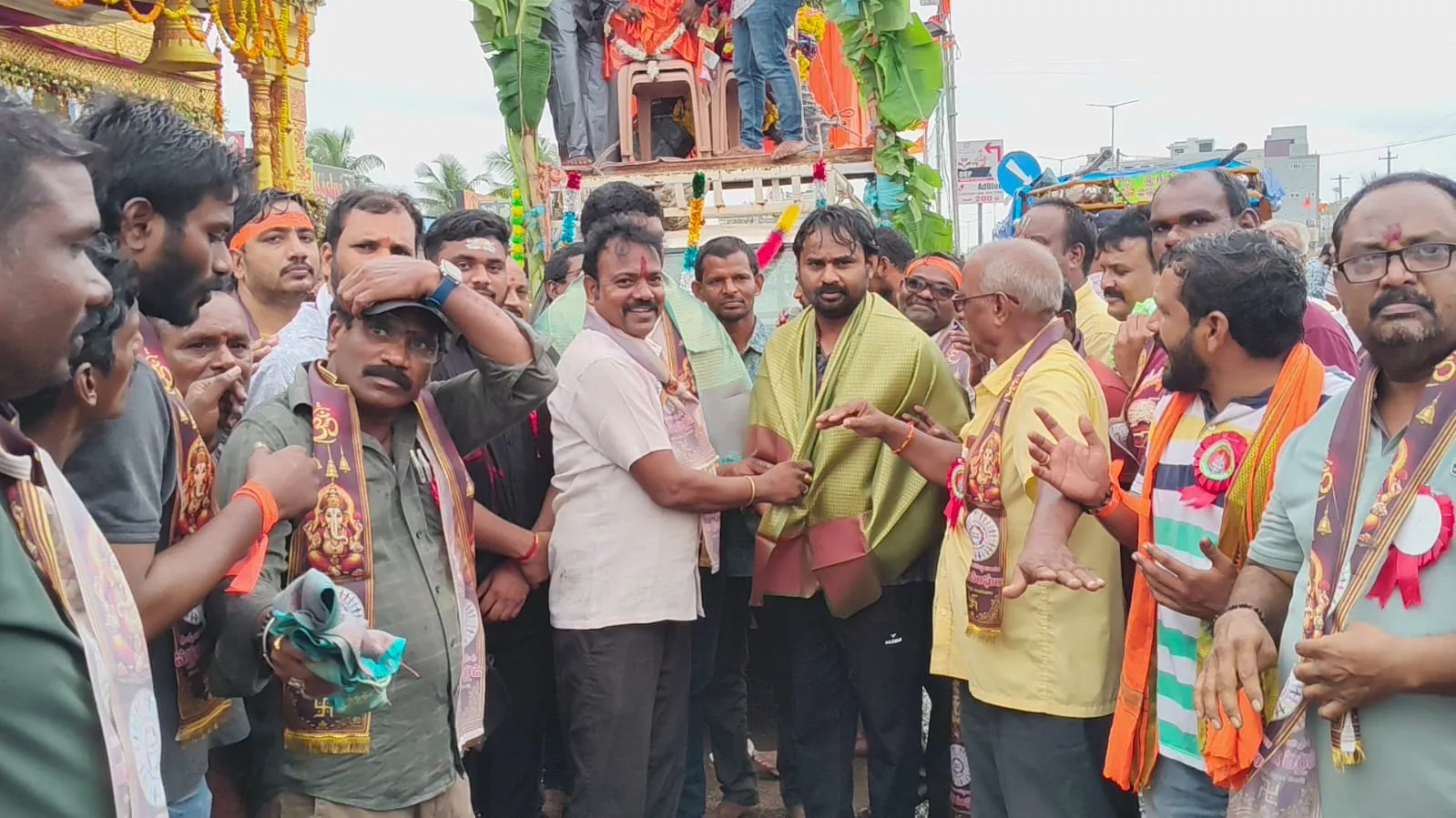 Tallarevu: సుంకరపాలెం శ్రీ లక్ష్మీ గణపతి లడ్డూ రూ.1.20 లక్షలు.