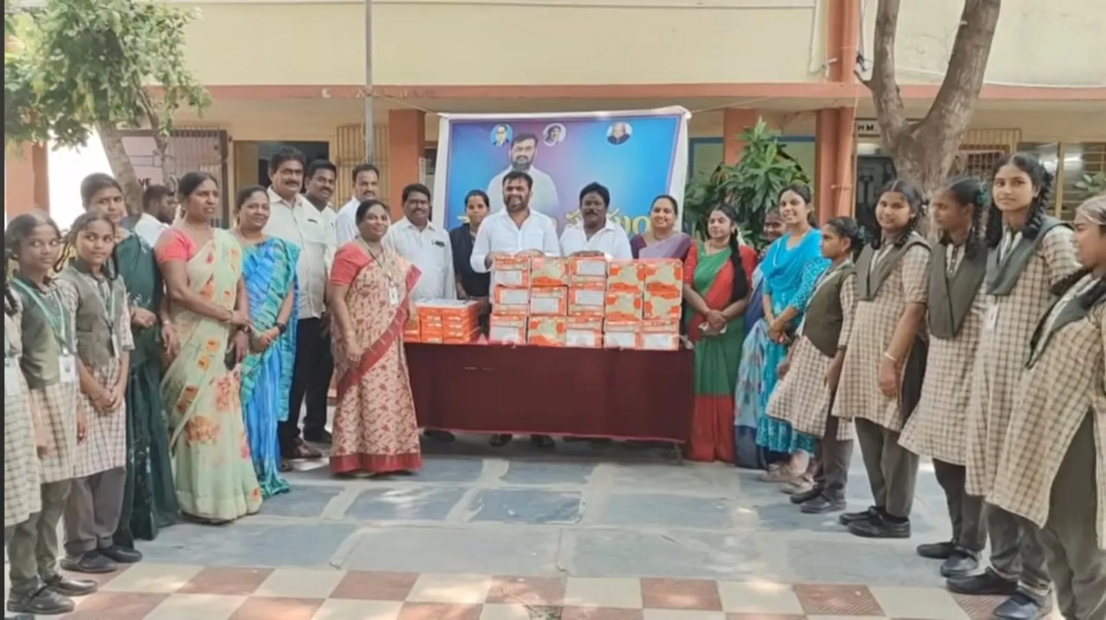 బాలికల ఉన్నత పాఠశాలకు 15 సీలింగ్ ఫ్యాన్లను వితరణ.