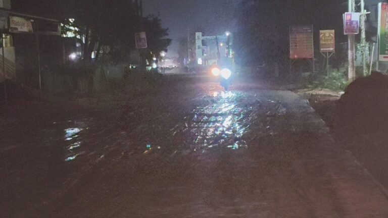 సీసీ రహదారి నిర్మాణంలో నిర్లక్ష్యం,కొత్త రహదారిపై భారీ వాహనాల రాకపోకలుకుంగిపోతున్న సిసి, రహదారి పట్టించుకోని అధికార యంత్రాంగం ఆందోళన వ్యక్తం చేస్తున్న స్థానికులు