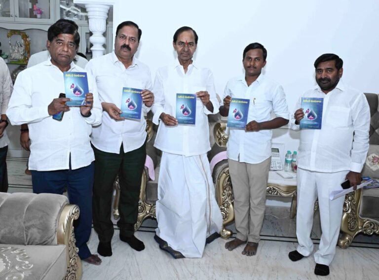 తెలంగాణ రాష్ట్ర తొలి ముఖ్యమంత్రి కల్వకుంట్ల చంద్రశేఖర్ రావు ని మర్యాదపూర్వకంగా కలిసి సుగంధ పరిమళాలు పుస్తకాన్ని అందజేసిన రచయిత మేడికొండ బాష