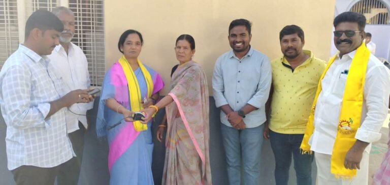 ఎన్టీఆర్ భరోసా పెన్షన్లను పంపిణీ చేసిన ఎమ్మెల్యే పరిటాల సునీత