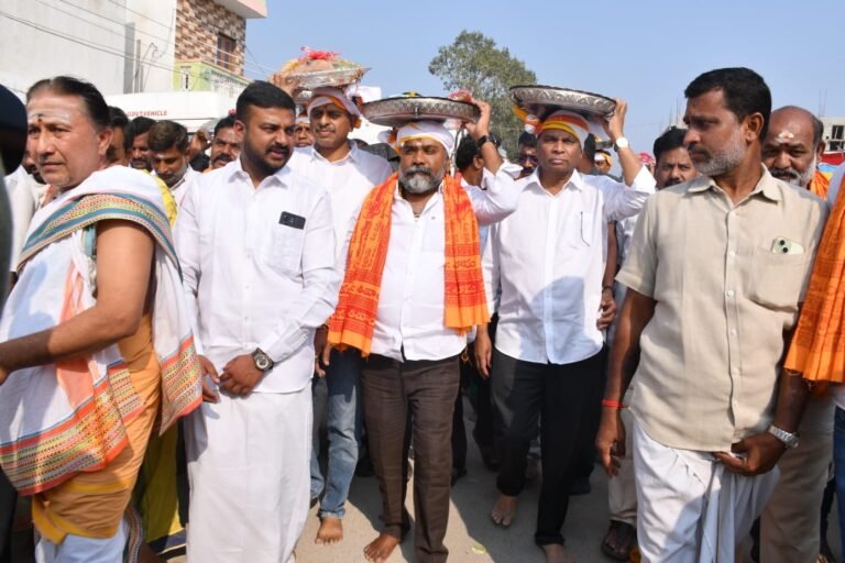 భక్తులతో కిటకిటలాడిన మొగిలి శివాలయం